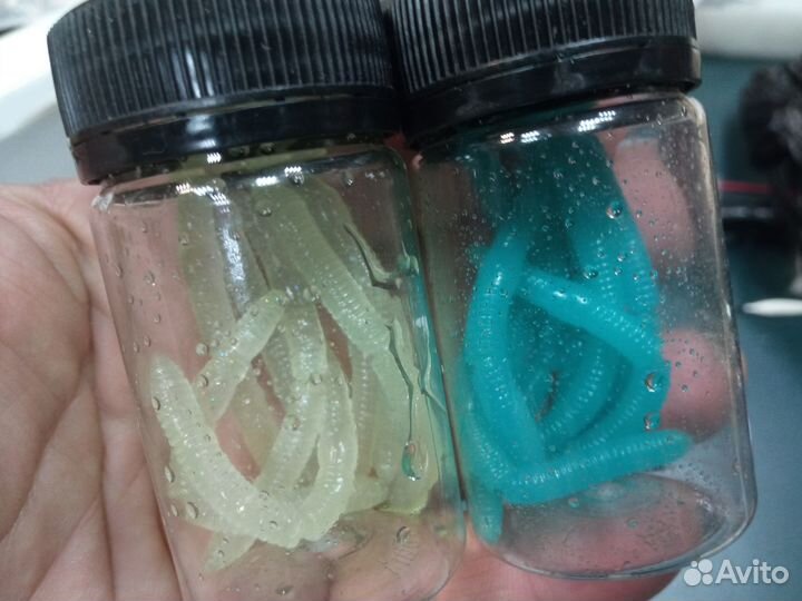 Семь банок форелевых червяков + пенопласт