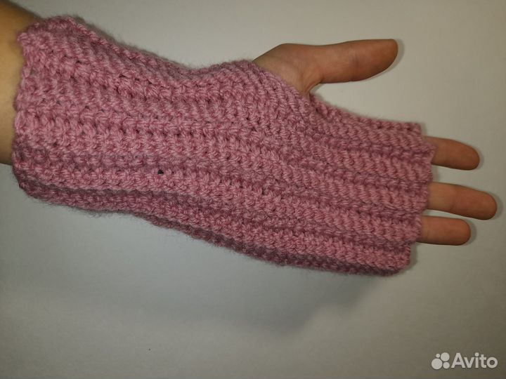 Вязаный комплект шапка и митенки