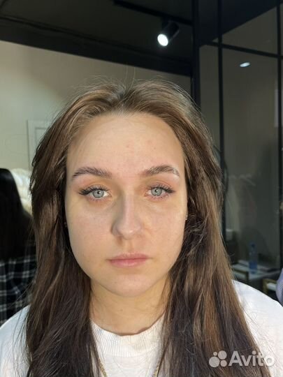 Модель на брови