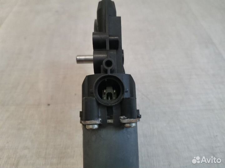 Моторчик стеклоподъемника передний правый Renault