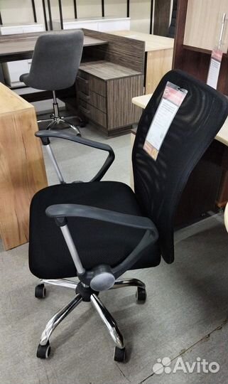 Кресло компьютерное черное с сеткой