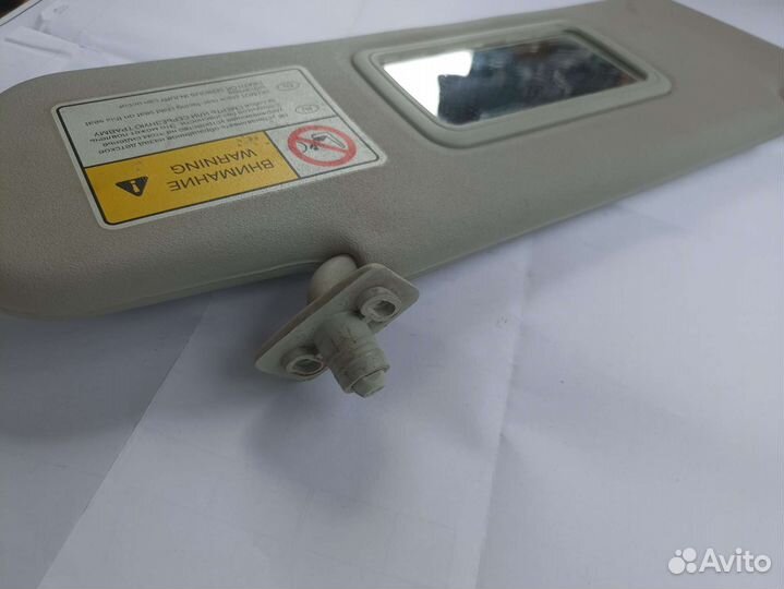 Солнцезащитный козырек правый