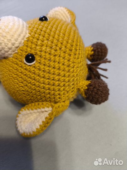 Вязаная игрушка жираф в джинсах