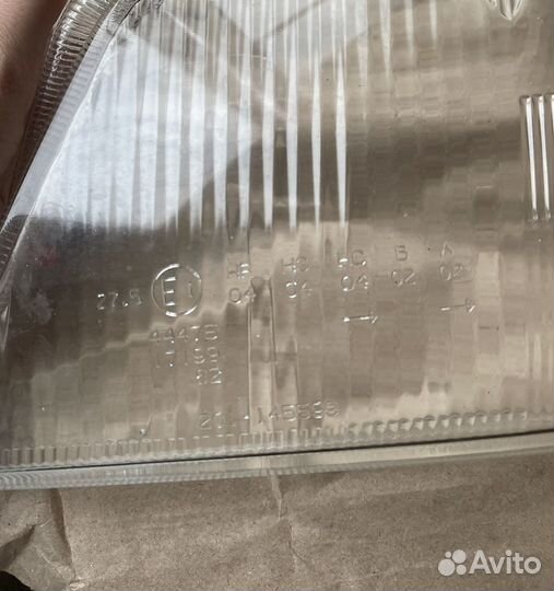 Стекло на левую фару Ауди 100 А6 в 45 кузове