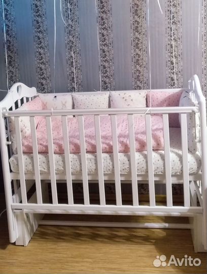 Детская кроватка с маятником и с матрасом)