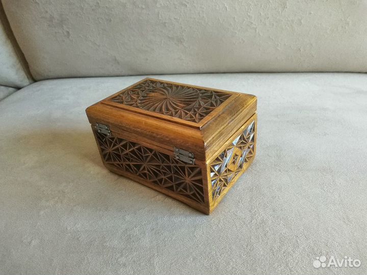 Шкатулка резная деревянная