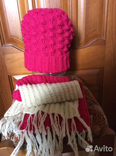 Шапка женская с шарфом, ручная работа