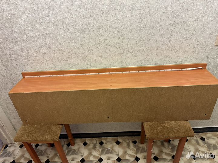 Подвесная полка с дверцами на лифтах