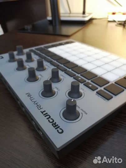 Грувбокс Novation Circuit Rhythm