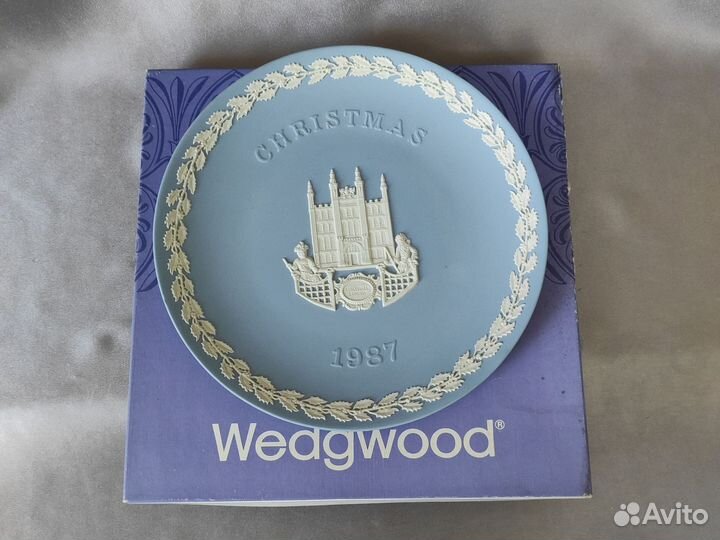 Тарелка 1986, 1987, 1990 Бисквитн фарфор Wedgwood