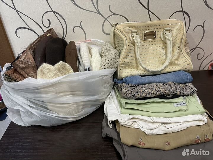 Отдам даром женские вещи