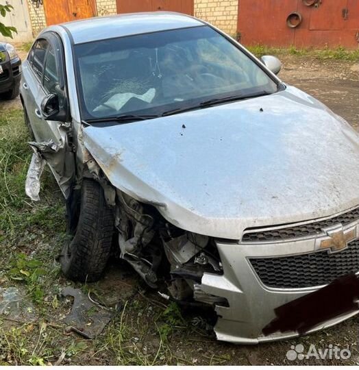 Chevrolet Cruze 1.8 МТ, 2011, битый, 200 000 км