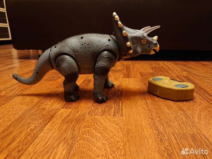 Динозавр с пультом