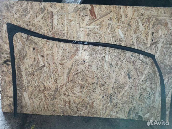 Уплотнитель стекла двери передний левый Mazda 3 BM