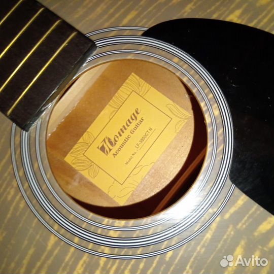 Акустическая гитара с настенный кронштейном