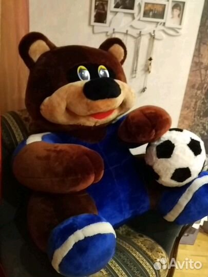 Медведь плюшевый футболист