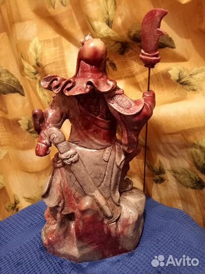 Статуэтка из камня, Гуань Гун