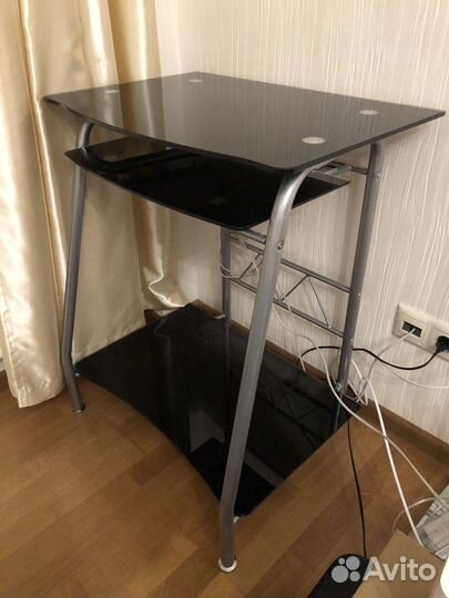 Стеклянный компьютерный стол 