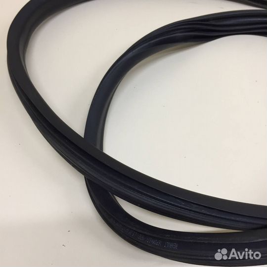 Уплотнитель проема двери передней правой Renault Duster HSA, HSM 2012