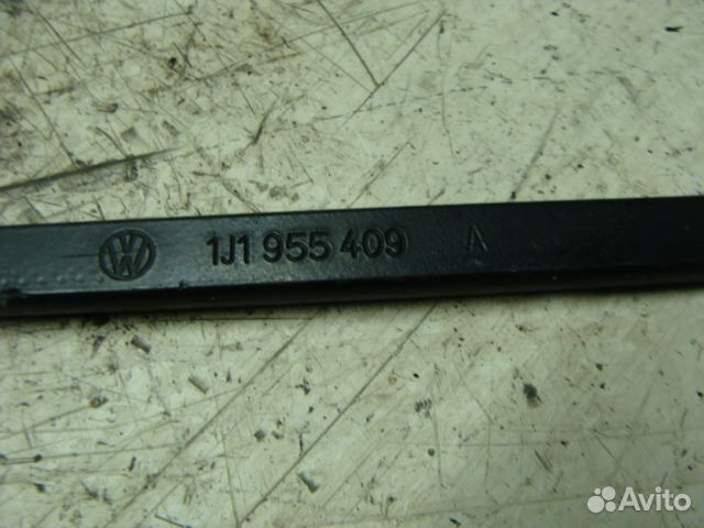 Держатель дворника Лев. 1J1955409 Фольксваген