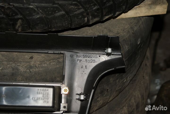 Рамка магнитолы Mitsubishi Outlander CU MR590095