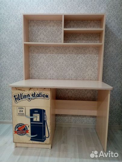 Детский стол с полками