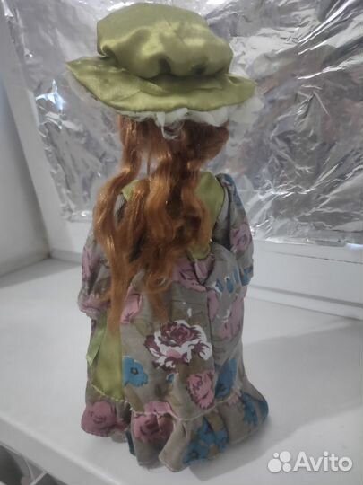 Кукла фарфоровая