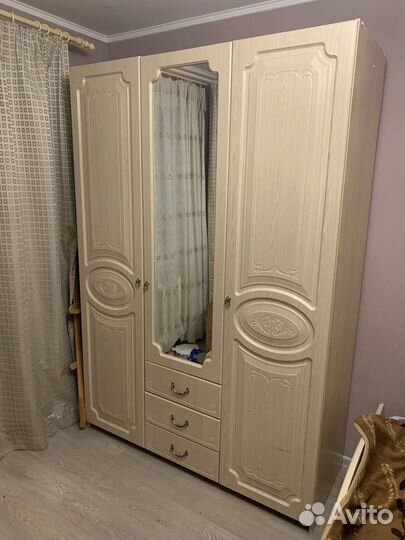 Шкаф, кровать и тумба