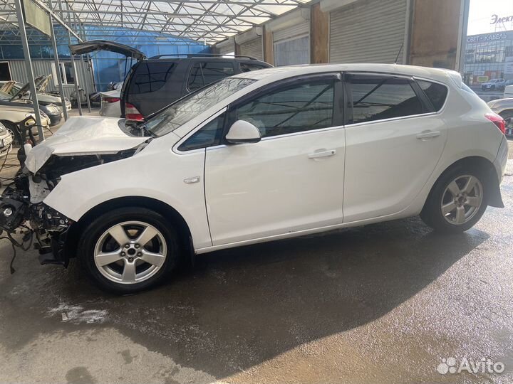 Opel Astra 1.4 МТ, 2011, битый, 165 000 км
