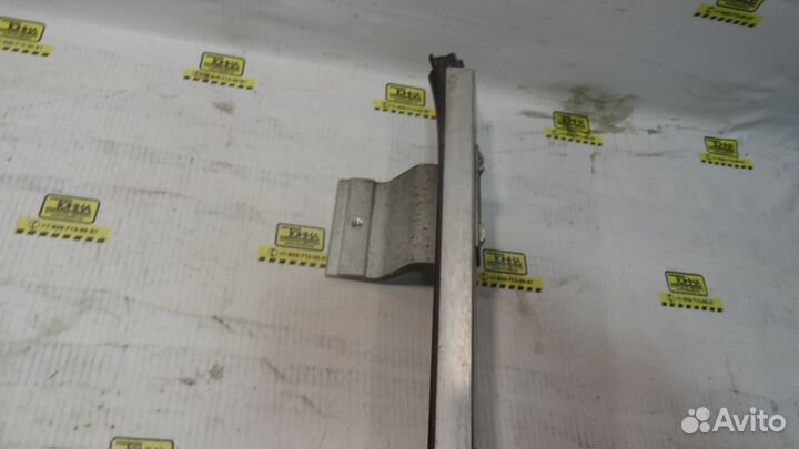 Направляющая стекла левого б/у scania R420 Sc 7796