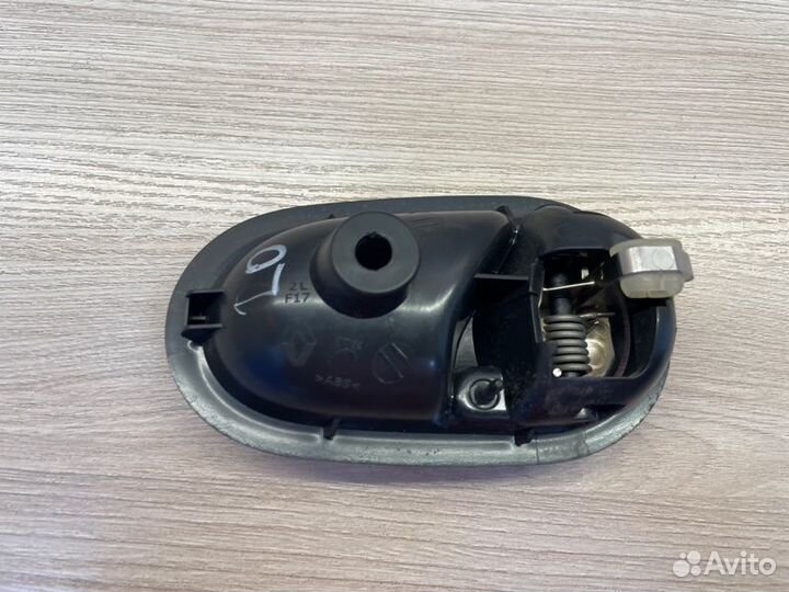 Внутренняя ручка двери левая Renault Logan