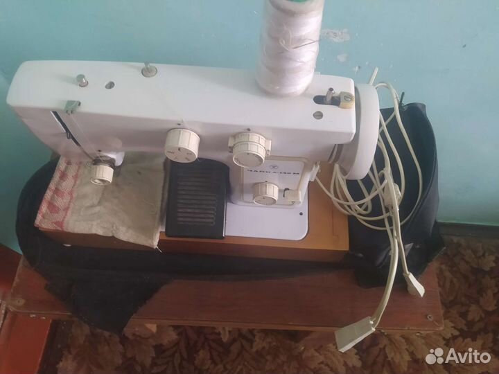 Швейная машина Чайка 142