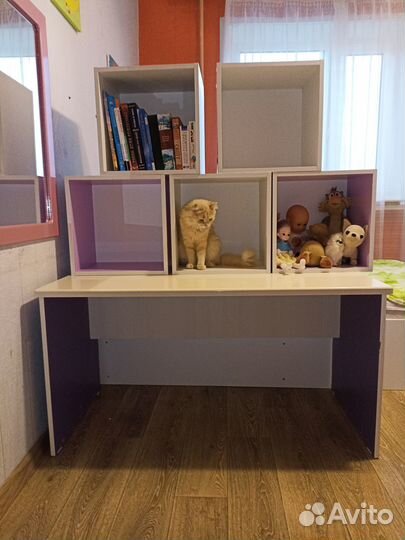 Письменный стол и навесные полки-кубы