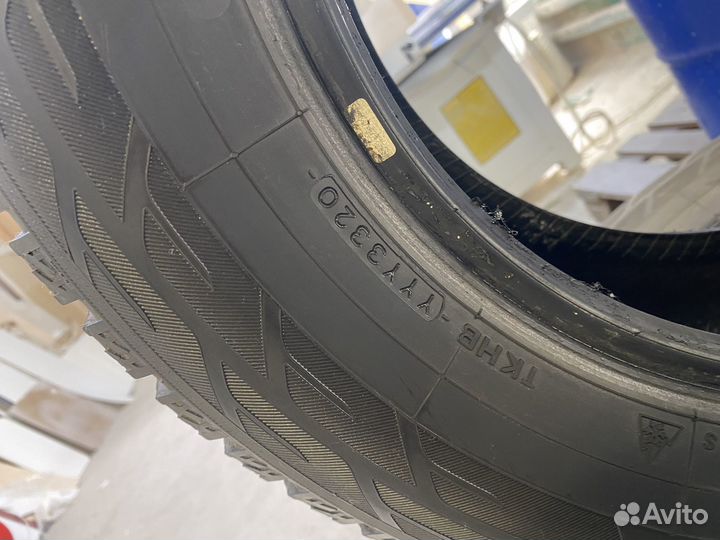 Yokohama IceGuard Stud IG65 215/65 R16 102T