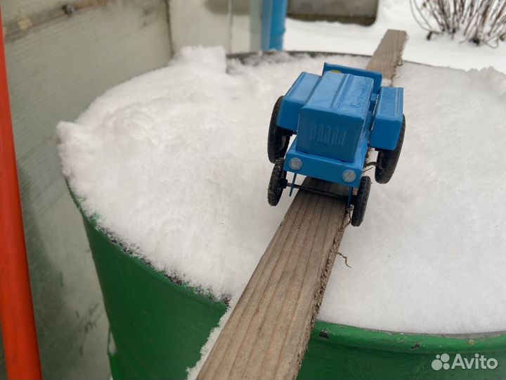 Игрушка СССР синий трактор