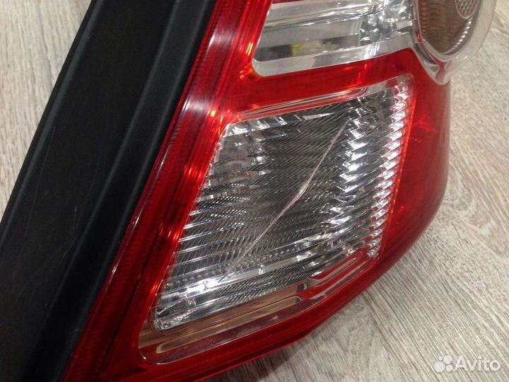 Стоп сигнал правый Nissan Tiida C11