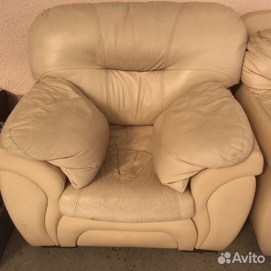 Угловой кожаный диван+кресло
