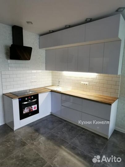 Двухуровневая белая кухня