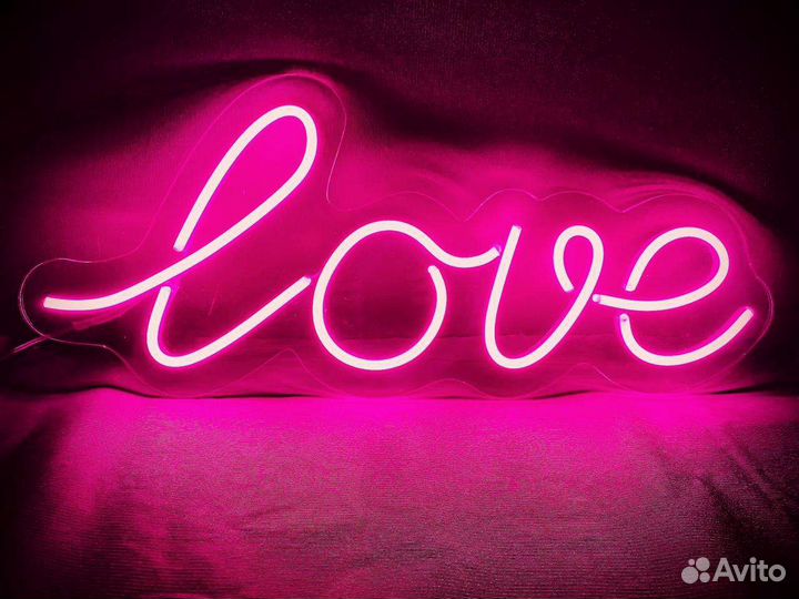 Неоновая надпись Love