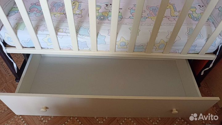 Детская кроватка с маятником и ящиком