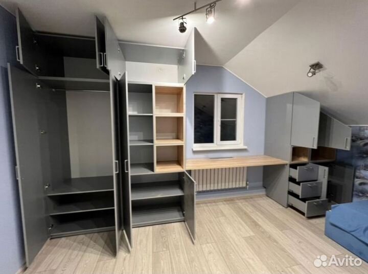 Детская рабочая зона у окна для двоих