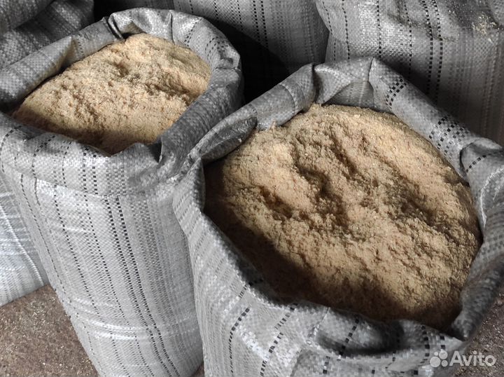 Сухие опилки в мешках