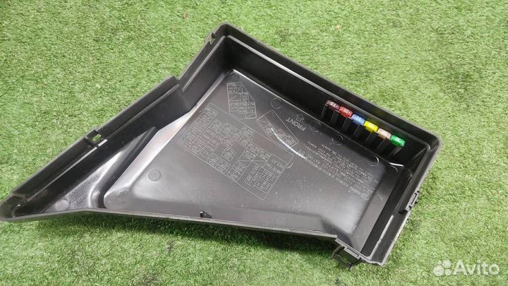 Крышка блока предохранителей (моторный отсек) Sub