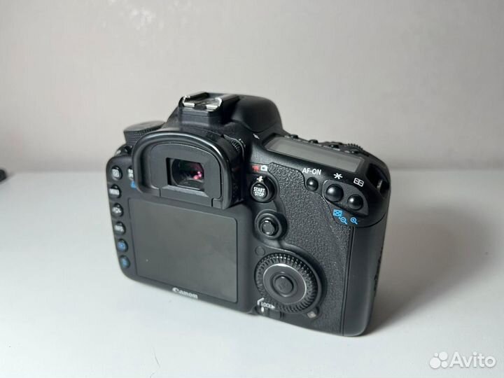 Зеркальный профессиональный аппарат Canon 7D