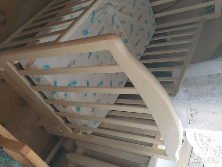 Детская кроватка с продольным маятником