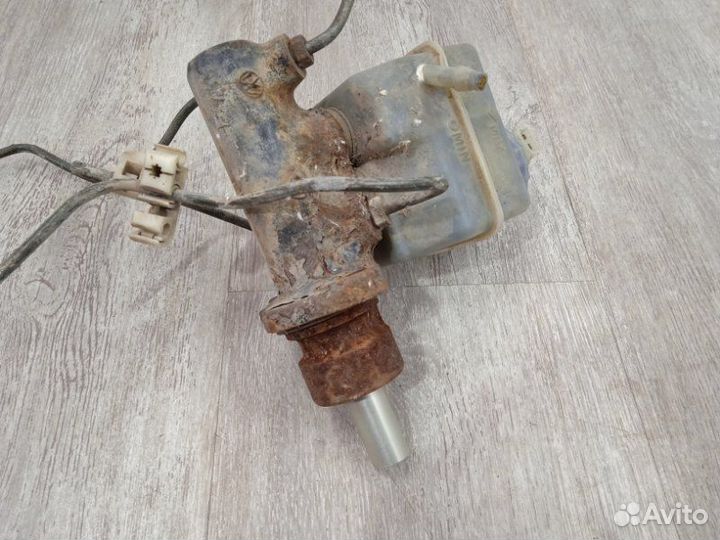 Главный тормозной цилиндр Volkswagen Passat B3