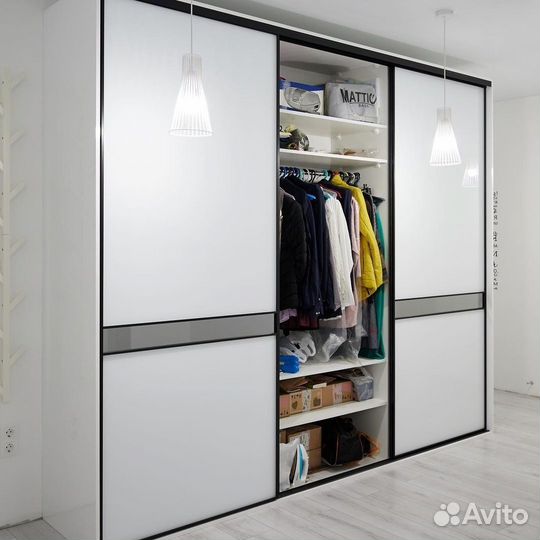 Шкаф-купе по индивидуальному заказу в современном стиле