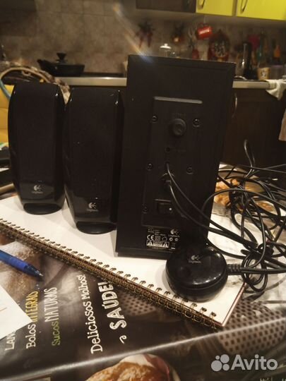 Сабвуфер и колонки logitech S220