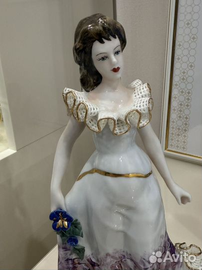 Статуэтка. Девушка. Фарфор Румыния. Кружевница