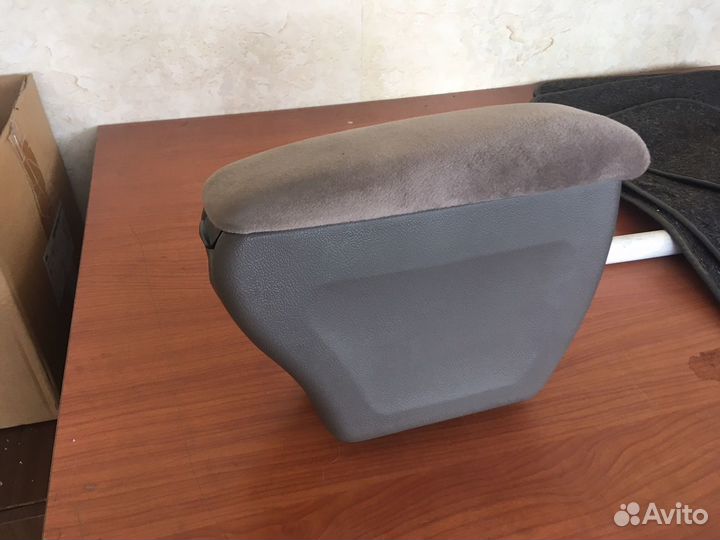 Бардачок между сиденьями Toyota рав4 1994-1999г